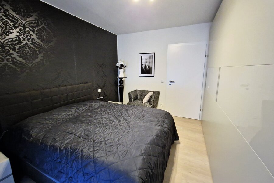 Schlafzimmer mit großzügigem Schwebetürenschrank