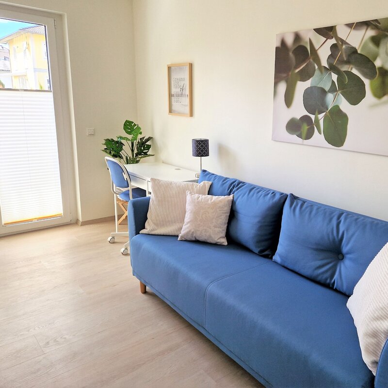 Gäste-/Arbeitszimmer mit Smartmonitor, Schreibtisch und Schlafsofa