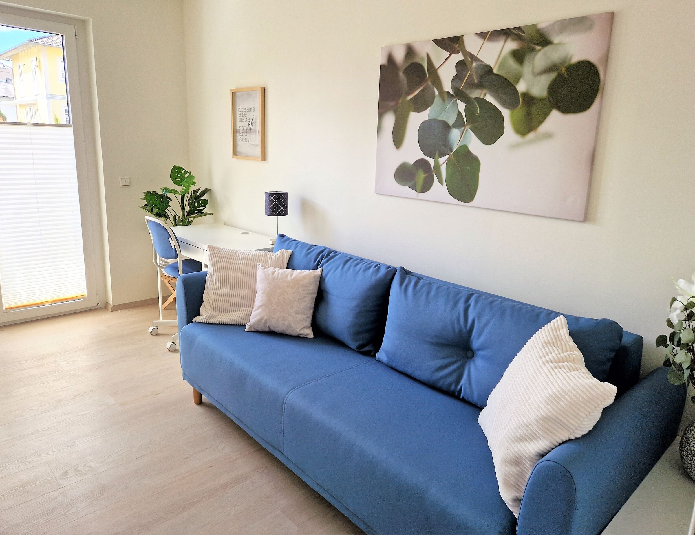 Gäste-/Arbeitszimmer mit Smartmonitor, Schreibtisch und Schlafsofa