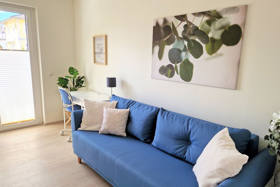 Gäste-/Arbeitszimmer mit Smartmonitor, Schreibtisch und Schlafsofa