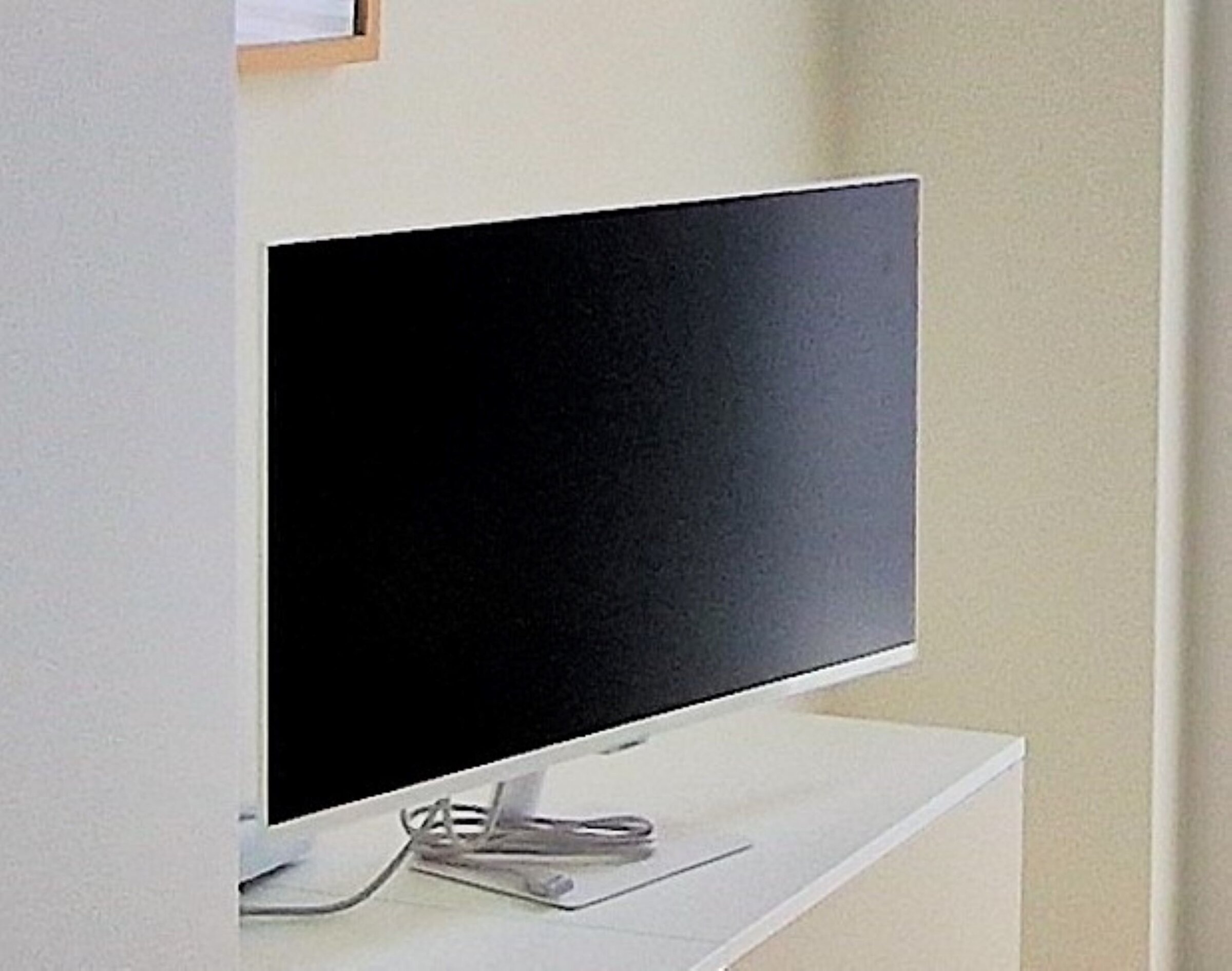 Gäste-/Arbeitszimmer mit Smartmonitor, Schreibtisch und Schlafsofa