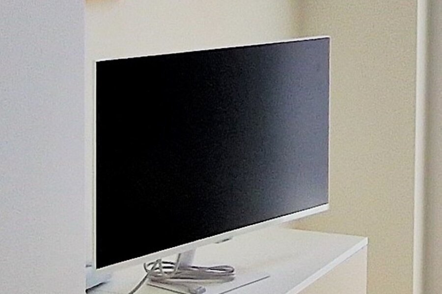 Gäste-/Arbeitszimmer mit Smartmonitor, Schreibtisch und Schlafsofa