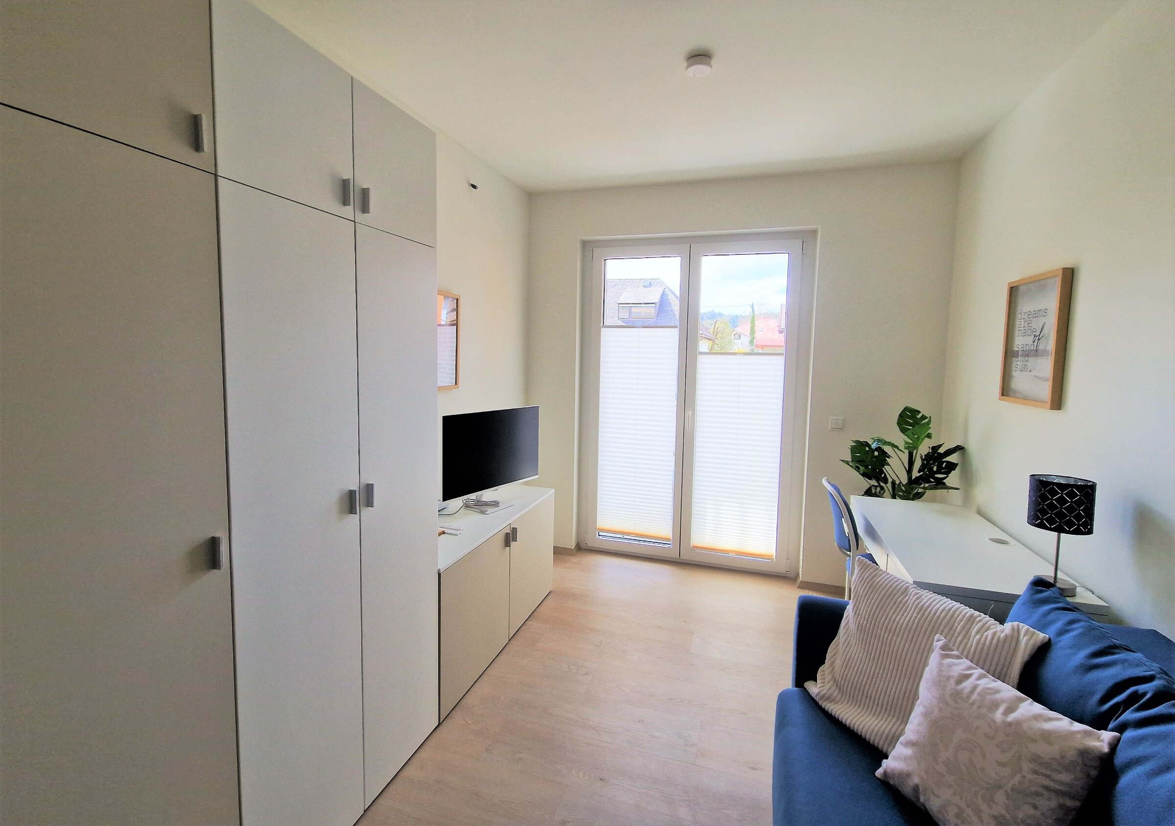 Gäste-/Arbeitszimmer mit Smartmonitor, Schreibtisch und Schlafsofa