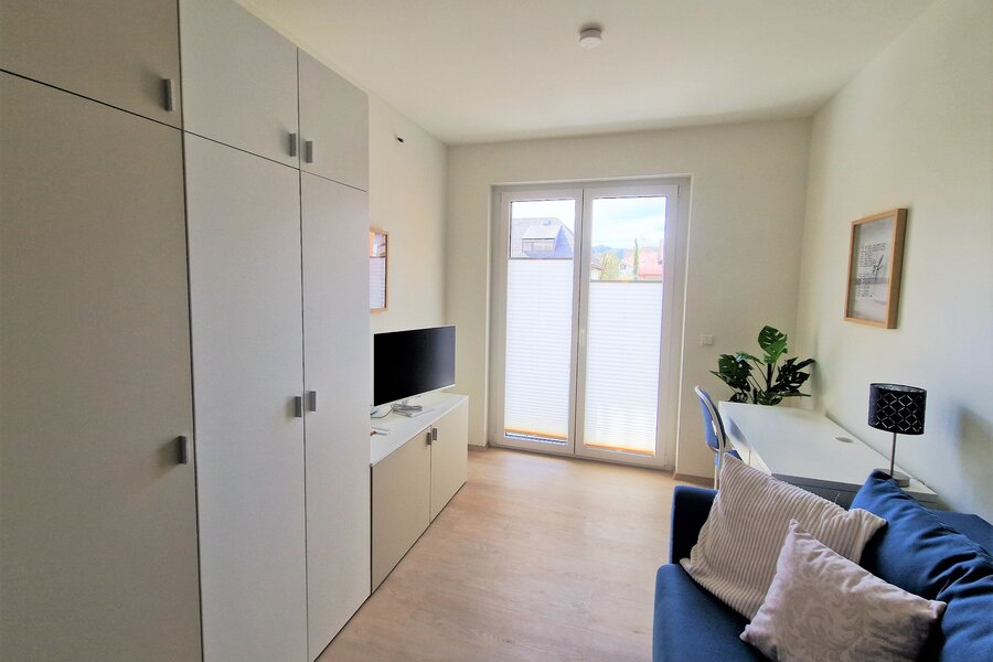 Gäste-/Arbeitszimmer mit Smartmonitor, Schreibtisch und Schlafsofa