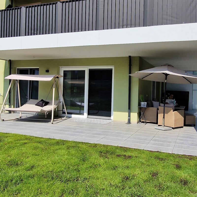 Große Süd-/Westterrasse mit Loungemöbeln, Feuerschale und Relaxmöglichkeiten