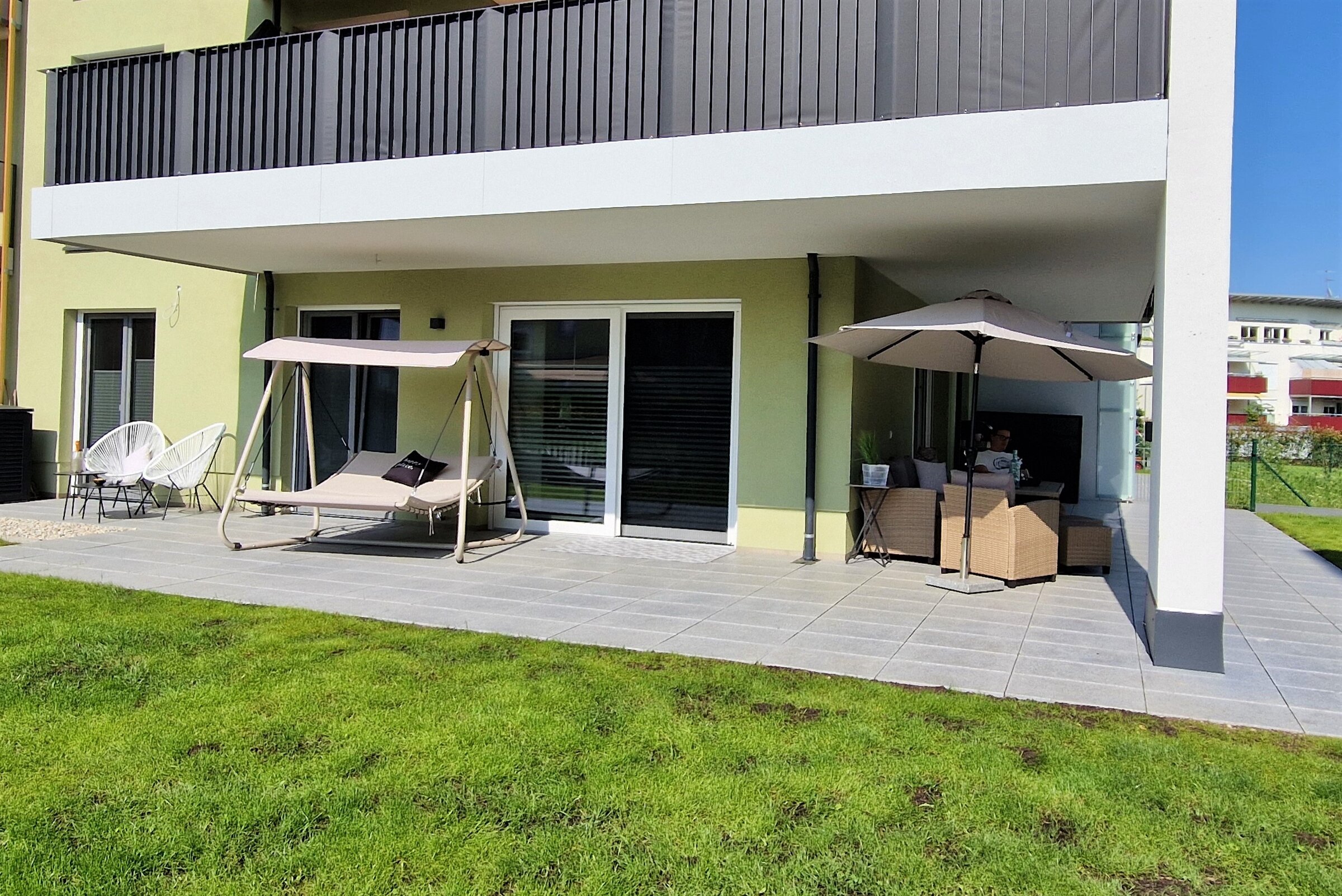 Große Süd-/Westterrasse mit Loungemöbeln, Feuerschale und Relaxmöglichkeiten