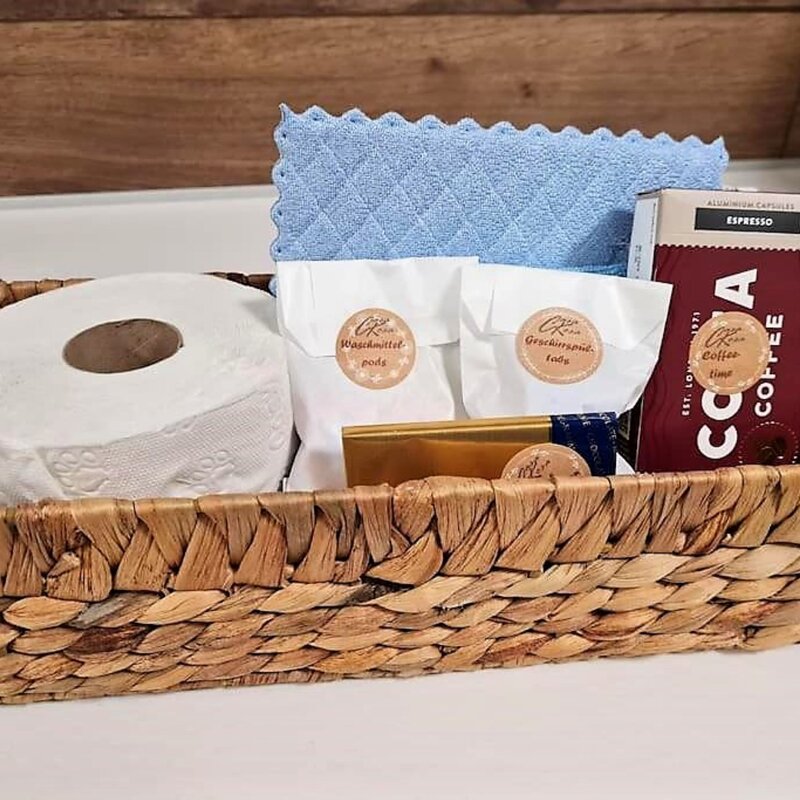 Grundausstattung von Kaffee, WC-Papier, Geschirrspültabs, Waschmittelpods und Reinigungstüchern für die ersten Tage