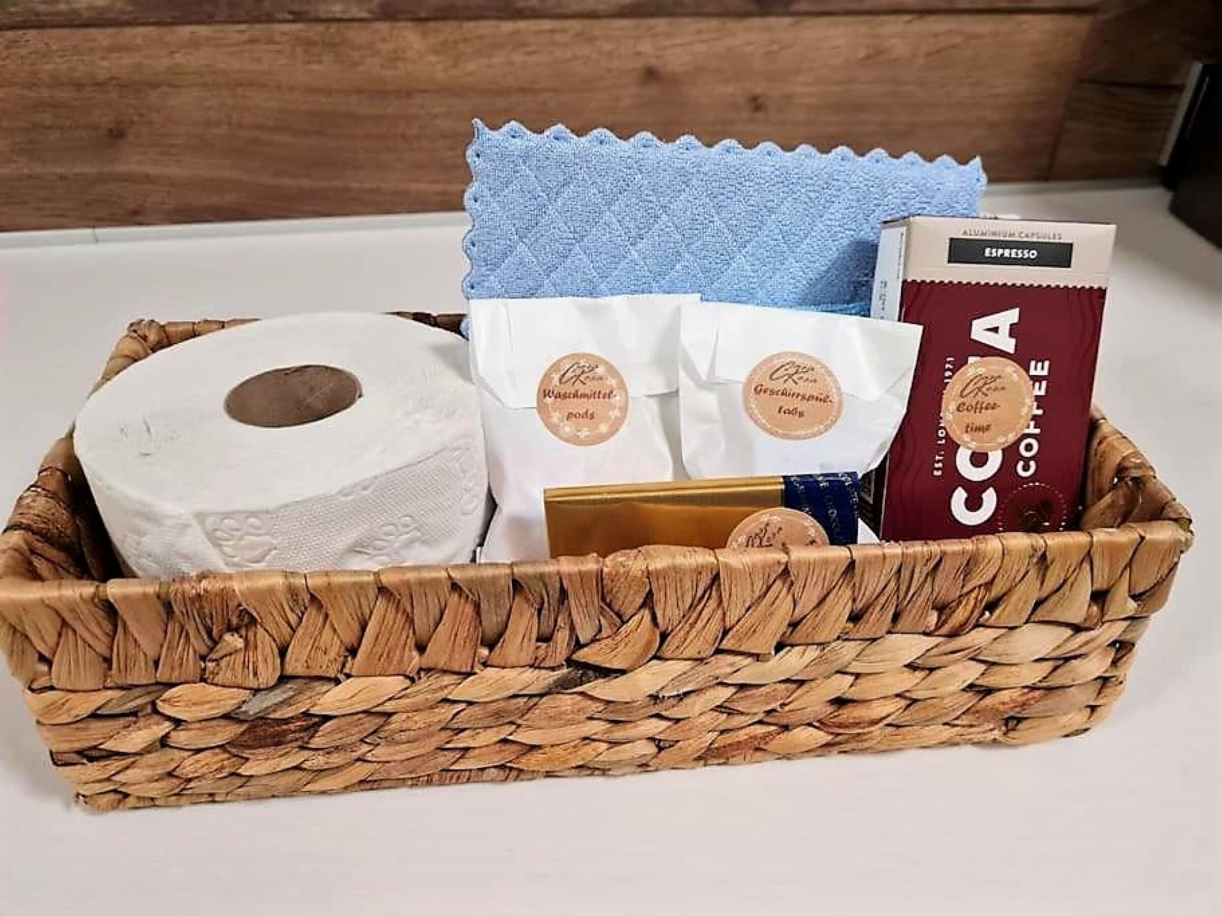 Grundausstattung von Kaffee, WC-Papier, Geschirrspültabs, Waschmittelpods und Reinigungstüchern für die ersten Tage