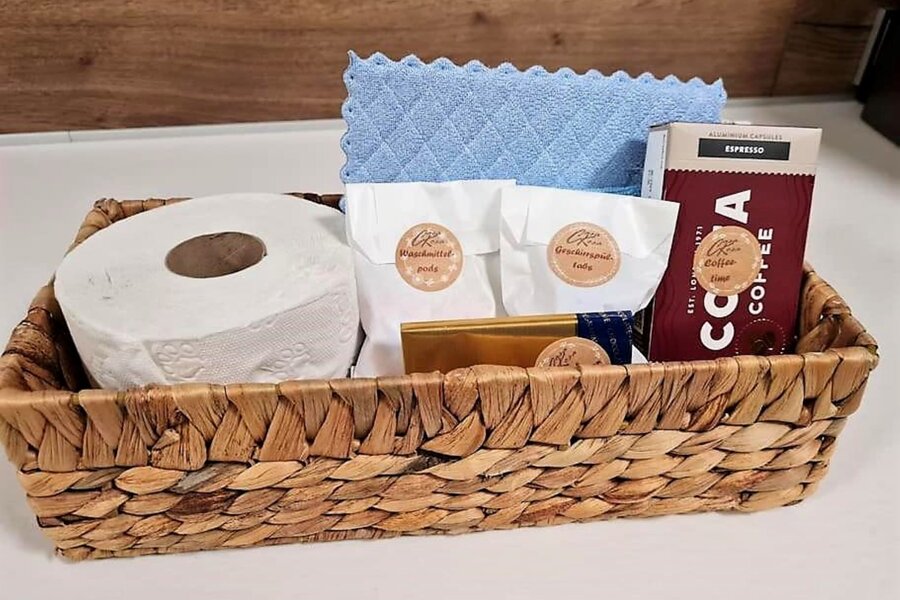 Grundausstattung von Kaffee, WC-Papier, Geschirrspültabs, Waschmittelpods und Reinigungstüchern für die ersten Tage