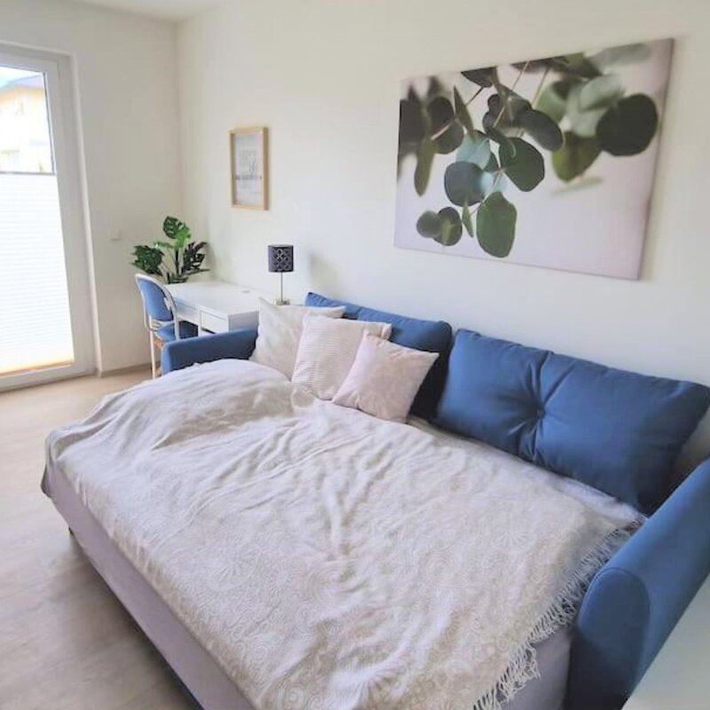 Gäste-/Arbeitszimmer mit Smartmonitor, Schreibtisch und Schlafsofa