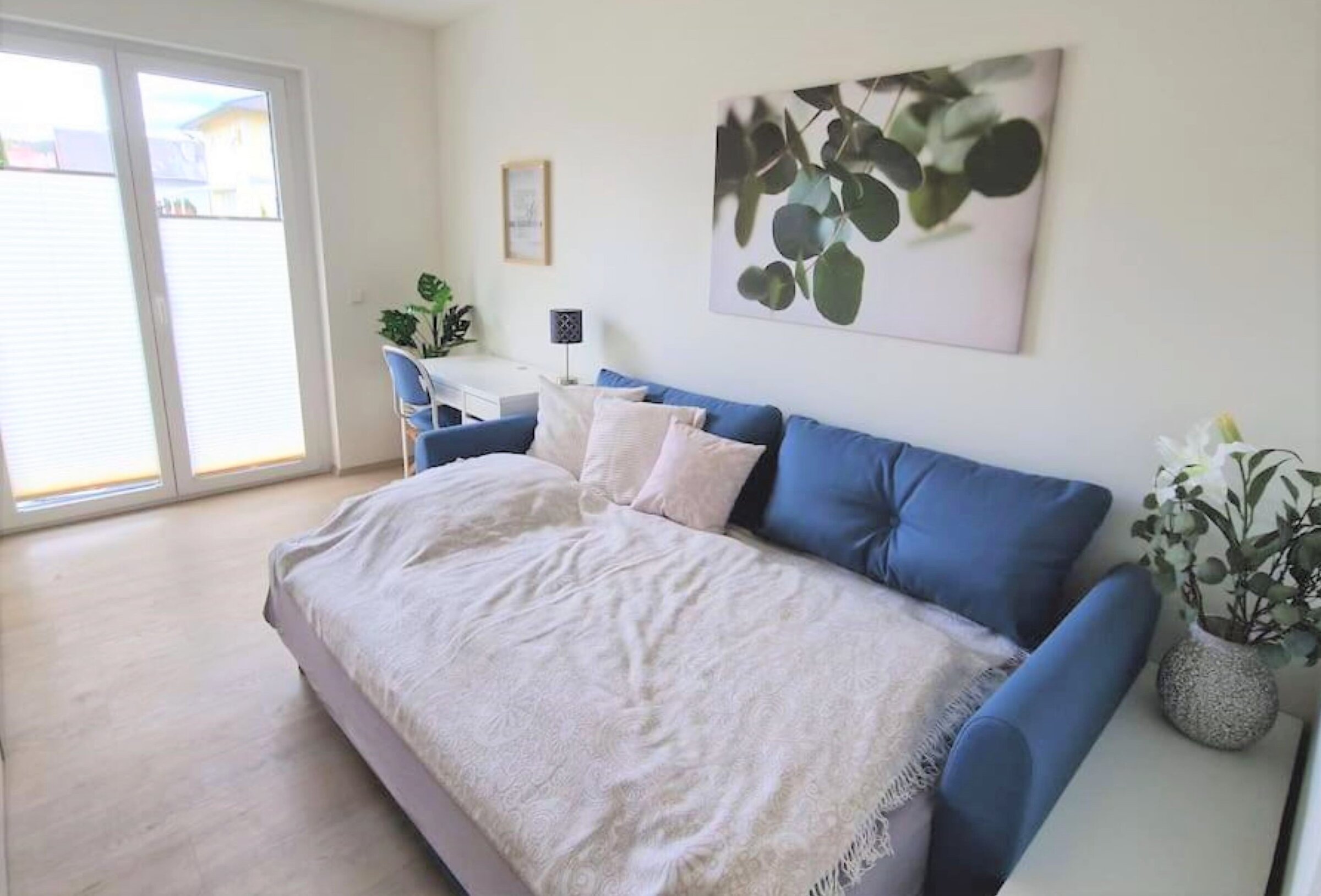 Gäste-/Arbeitszimmer mit Smartmonitor, Schreibtisch und Schlafsofa