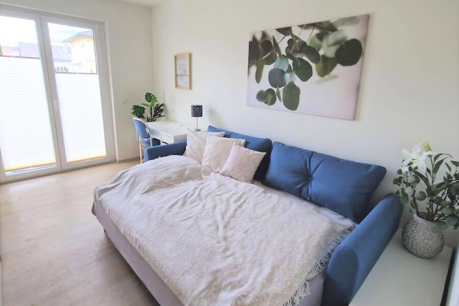 Gäste-/Arbeitszimmer mit Smartmonitor, Schreibtisch und Schlafsofa