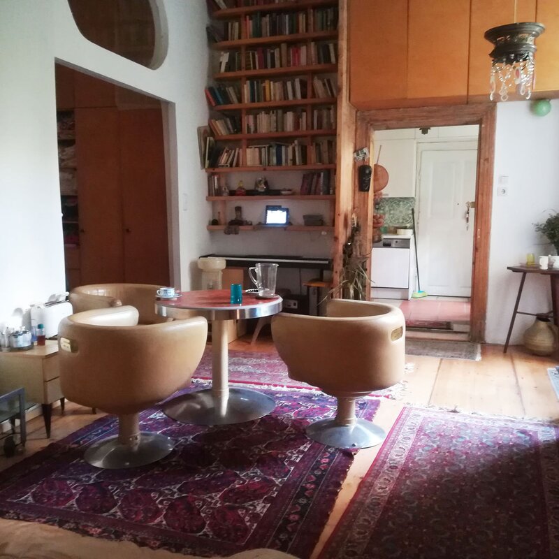In the middle of the flat a comfortable livingroom with a sofa