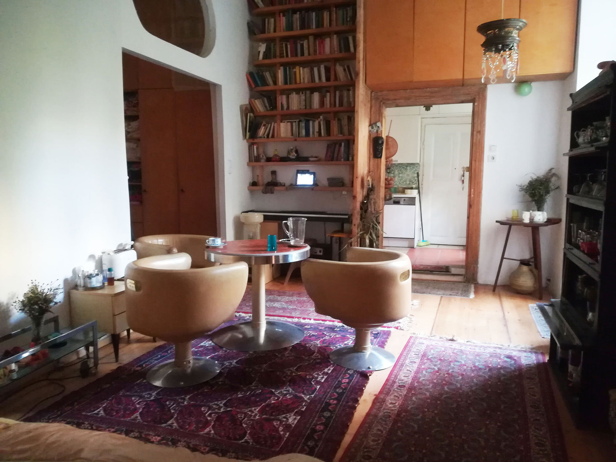 In the middle of the flat a comfortable livingroom with a sofa
