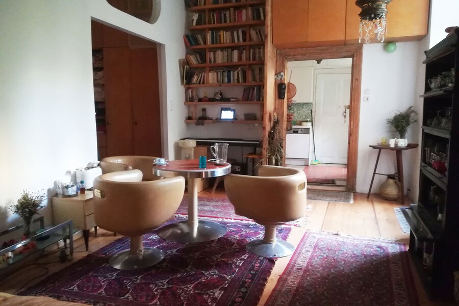 In the middle of the flat a comfortable livingroom with a sofa