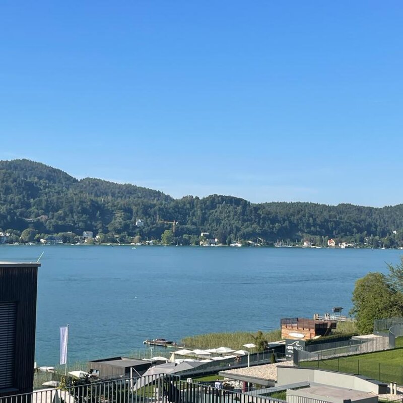 Deine persönliche, malerische Aussicht über den einzigartigen Wörthersee  | © globe.birdz 