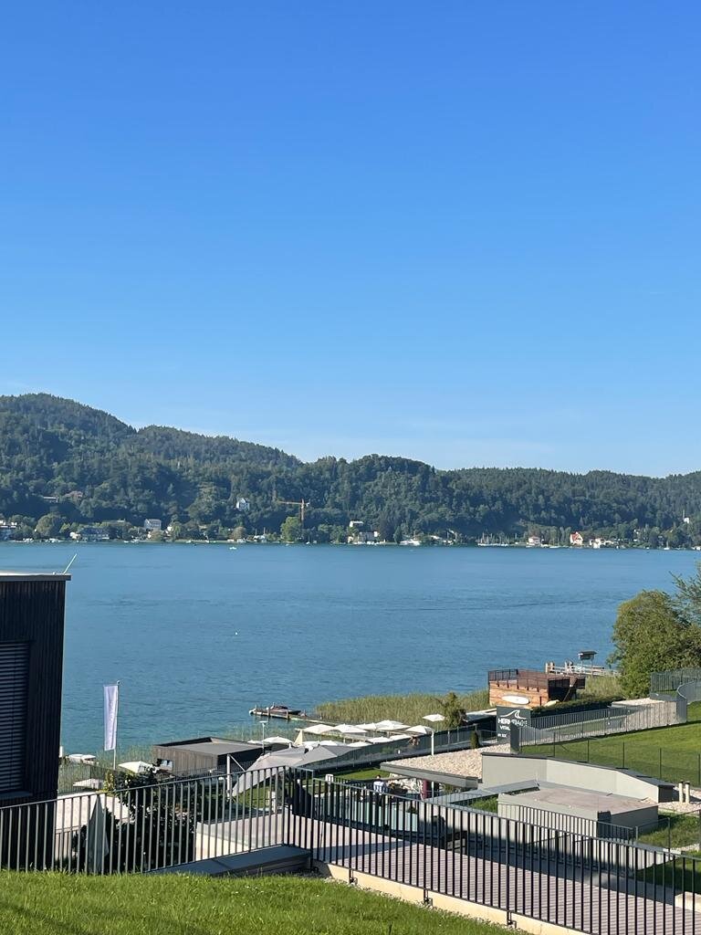 Deine persönliche, malerische Aussicht über den einzigartigen Wörthersee  | © globe.birdz 