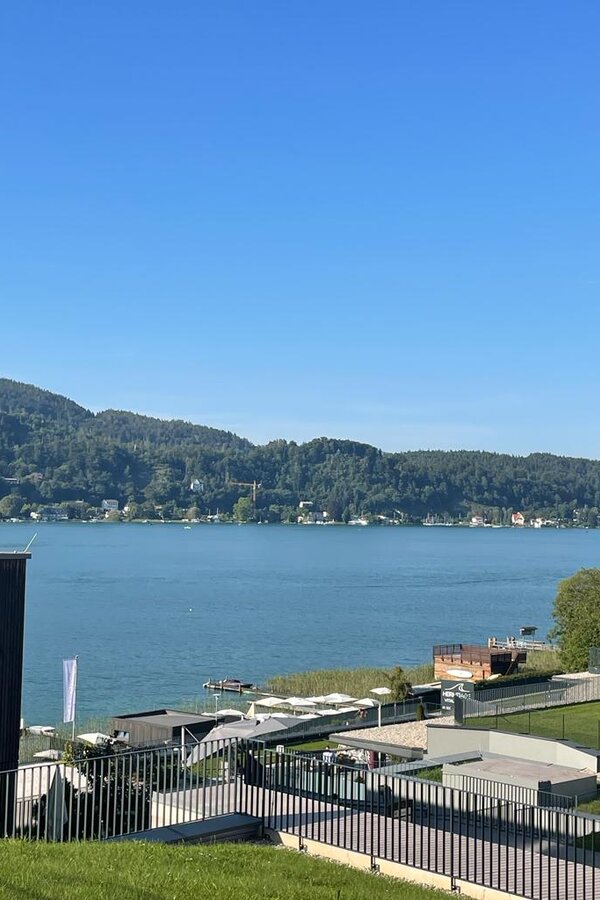 Deine persönliche, malerische Aussicht über den einzigartigen Wörthersee  | © globe.birdz 