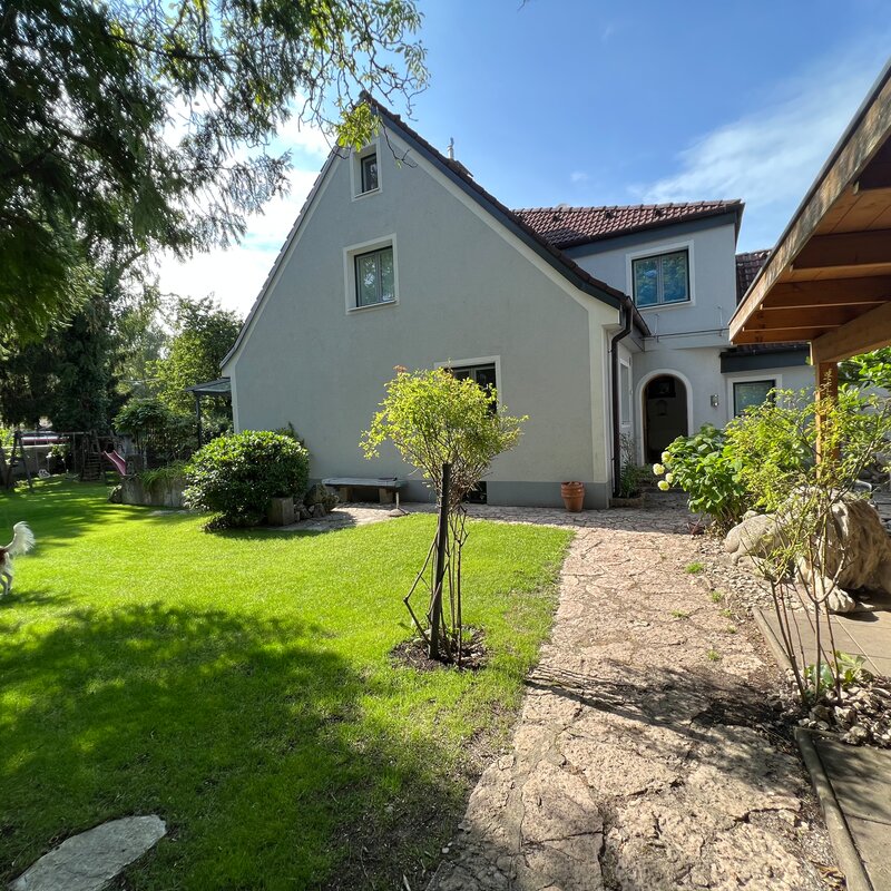 House with lush garden for short-term rental – temporary housing in Salzburg for 1 to 6 months.