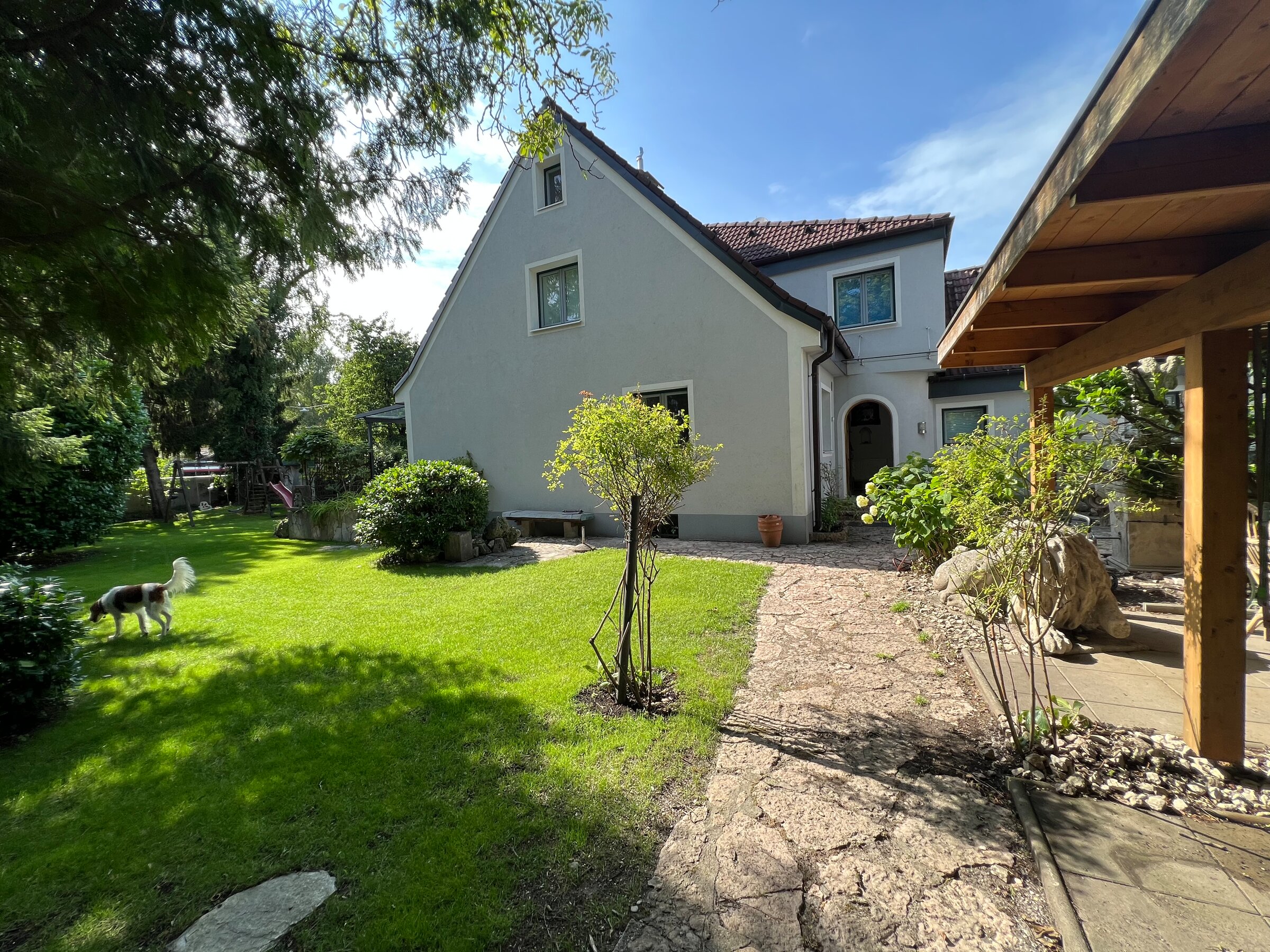 House with lush garden for short-term rental – temporary housing in Salzburg for 1 to 6 months.