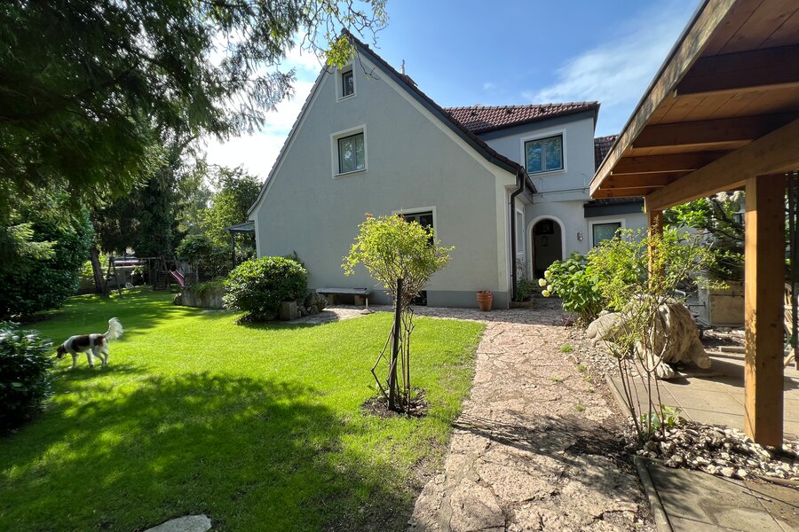 House with lush garden for short-term rental – temporary housing in Salzburg for 1 to 6 months.
