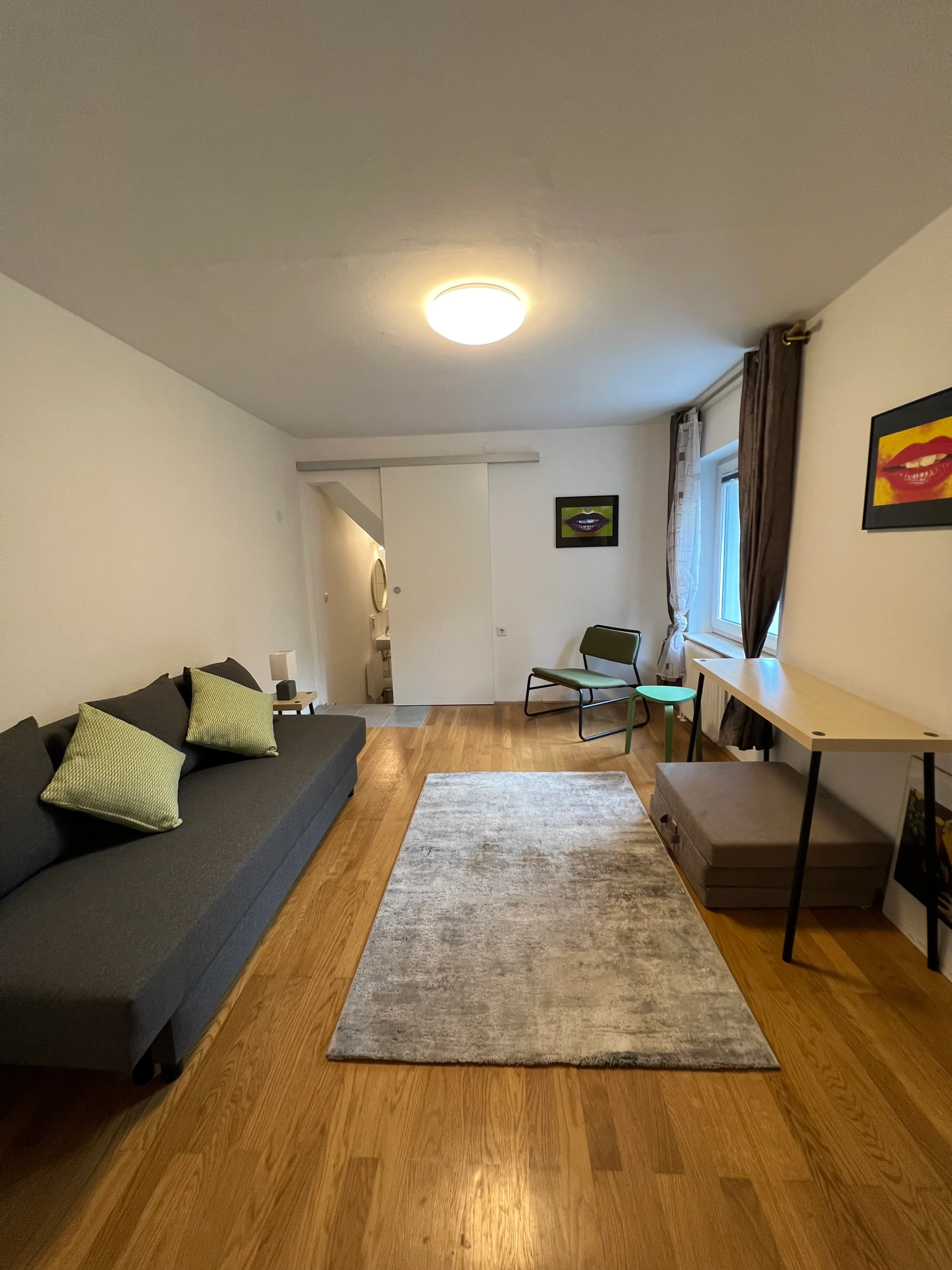 Schreibtisch, Schlafcouch | © globe.birdz