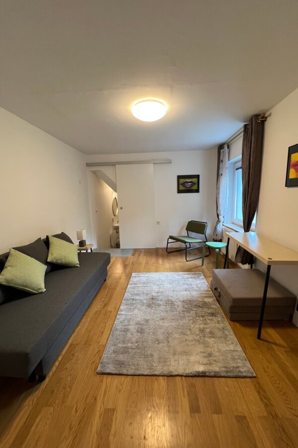 Schreibtisch, Schlafcouch | © globe.birdz