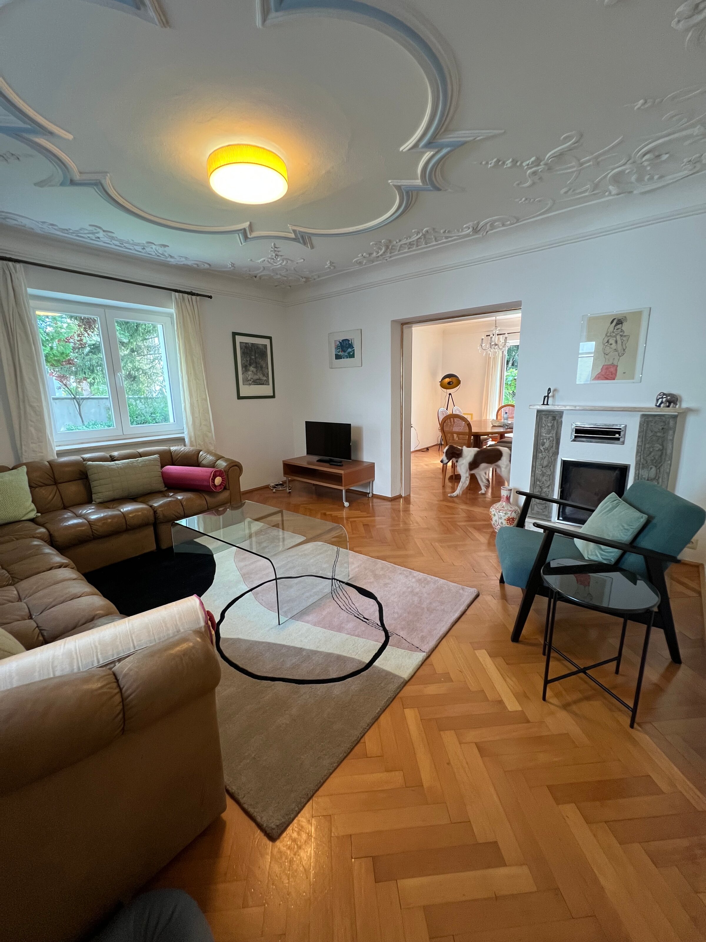 Couch, TV, offener Kamin | © globe.birdz