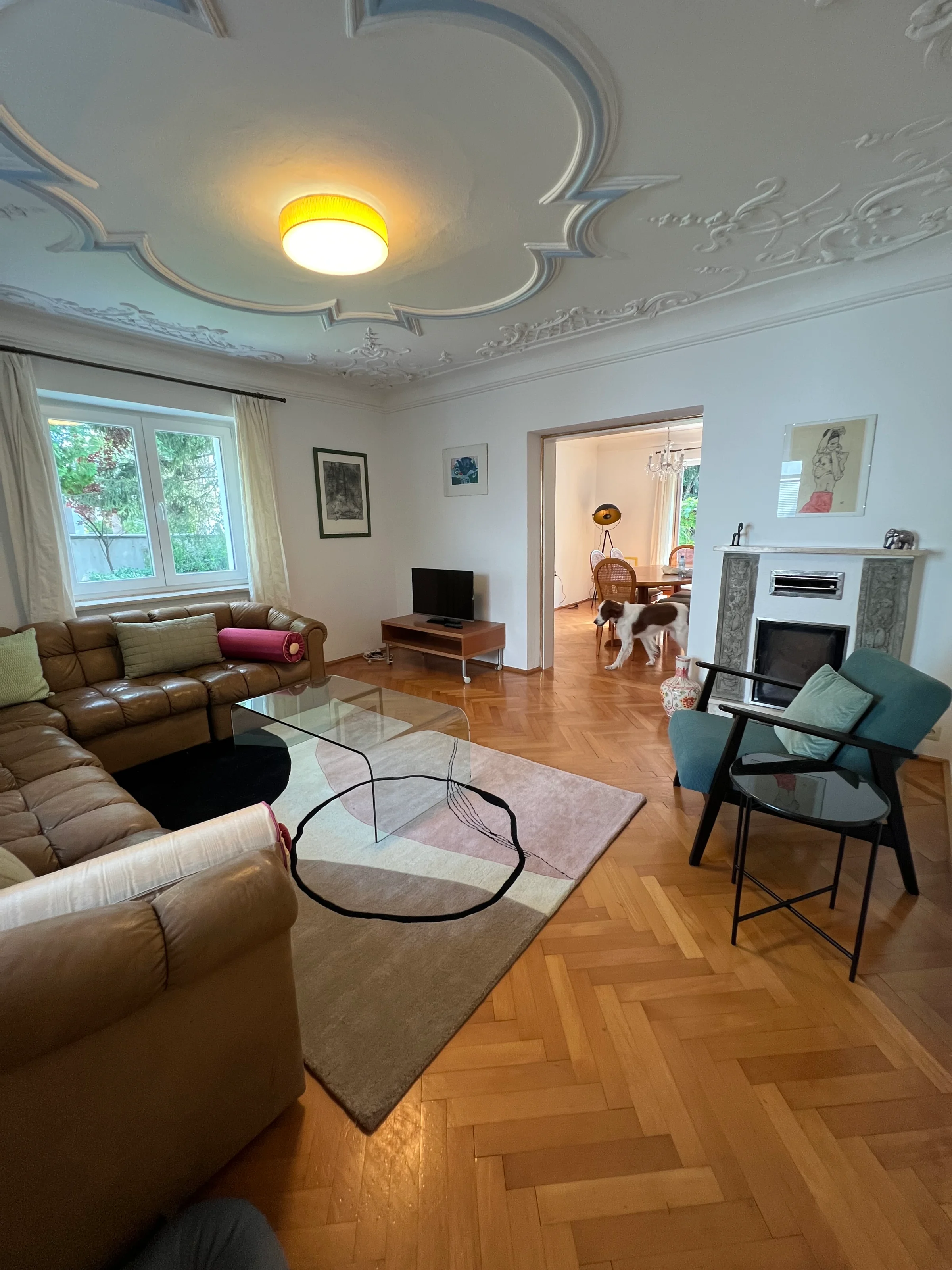 Couch, TV, offener Kamin | © globe.birdz