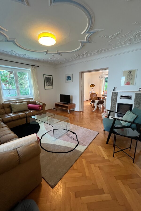 Couch, TV, offener Kamin | © globe.birdz