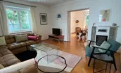 Couch, TV, offener Kamin | © globe.birdz