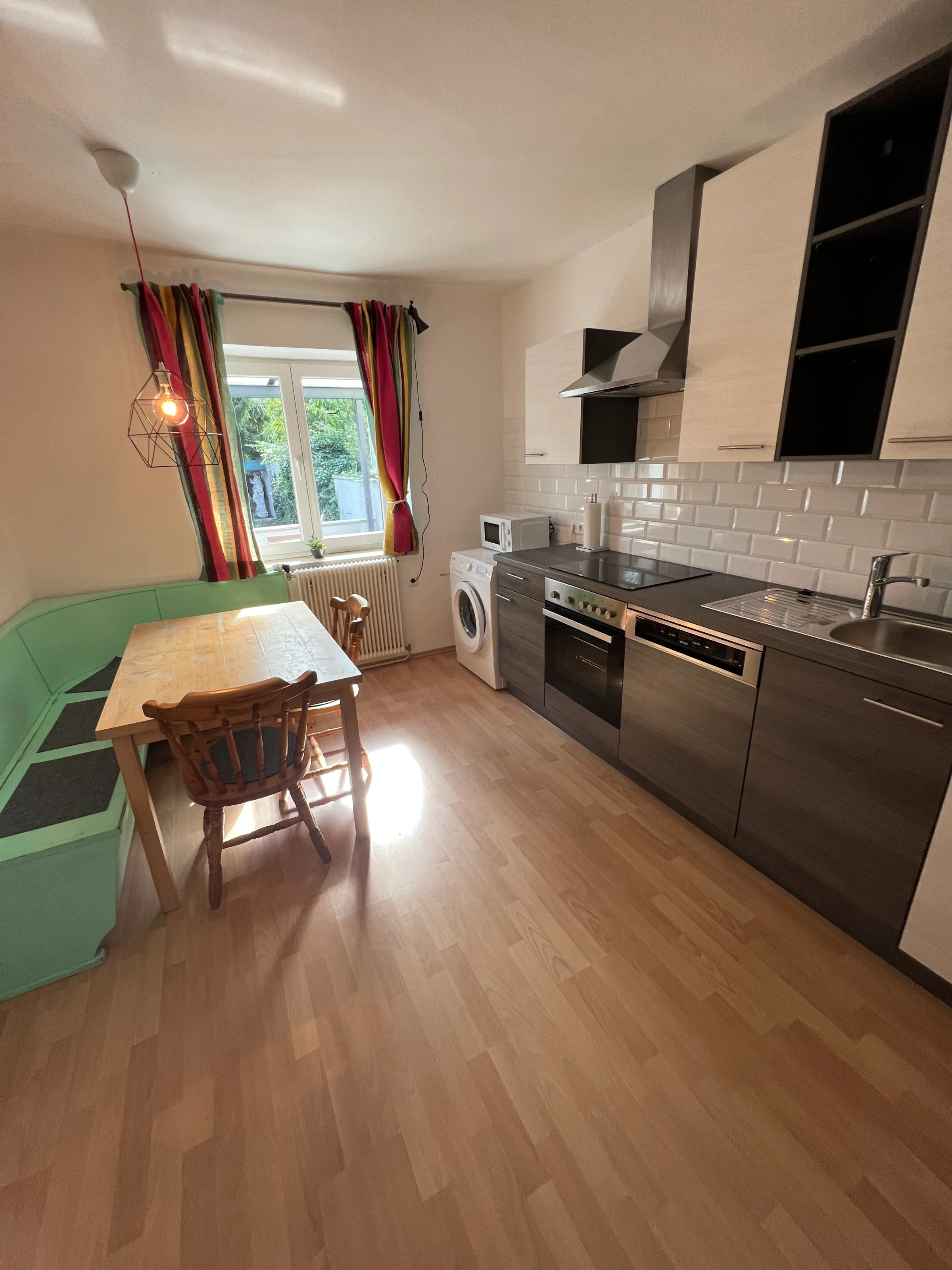 Einbauküche neu, Waschmaschine, Backrohr, Geschirrspüler, Mikrowelle | © globe.birdz