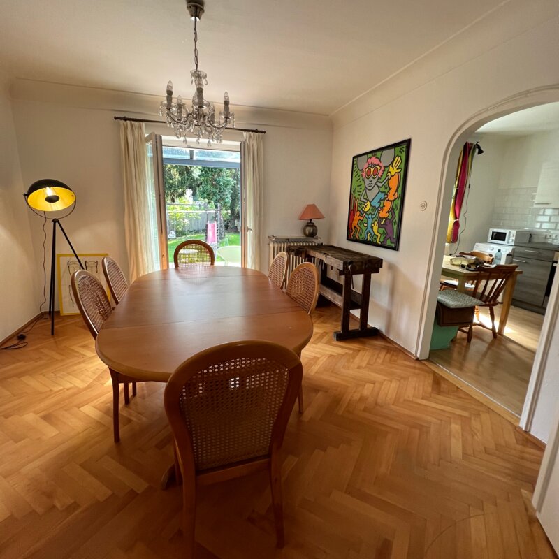 großer Tisch, Terrassentür, Gartenaussicht | © globe.birdz