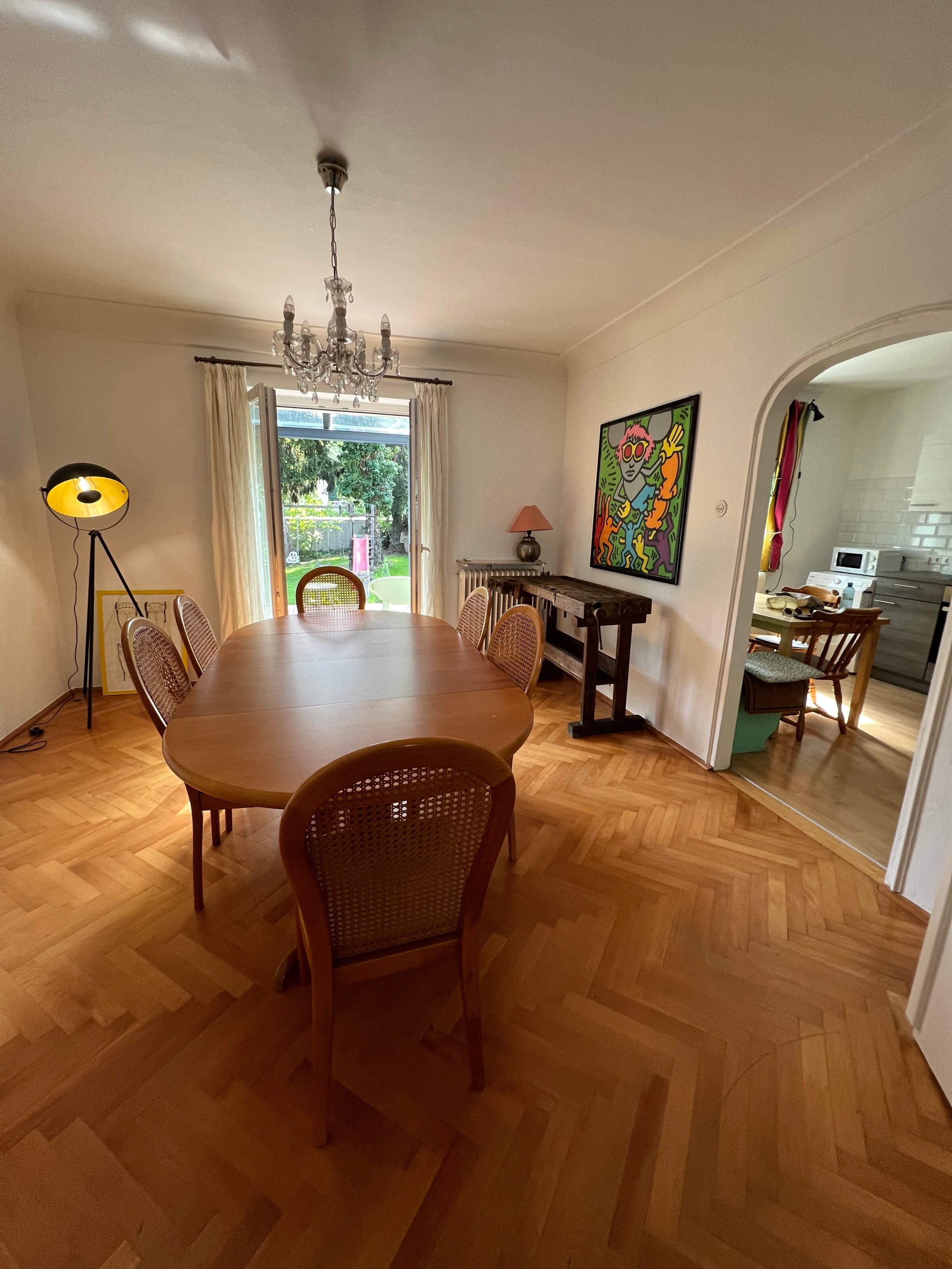 großer Tisch, Terrassentür, Gartenaussicht | © globe.birdz