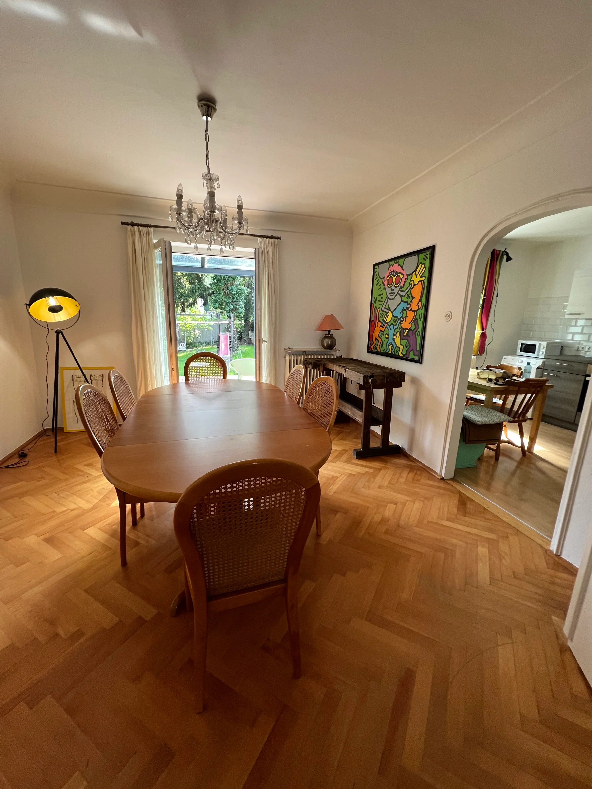 großer Tisch, Terrassentür, Gartenaussicht | © globe.birdz