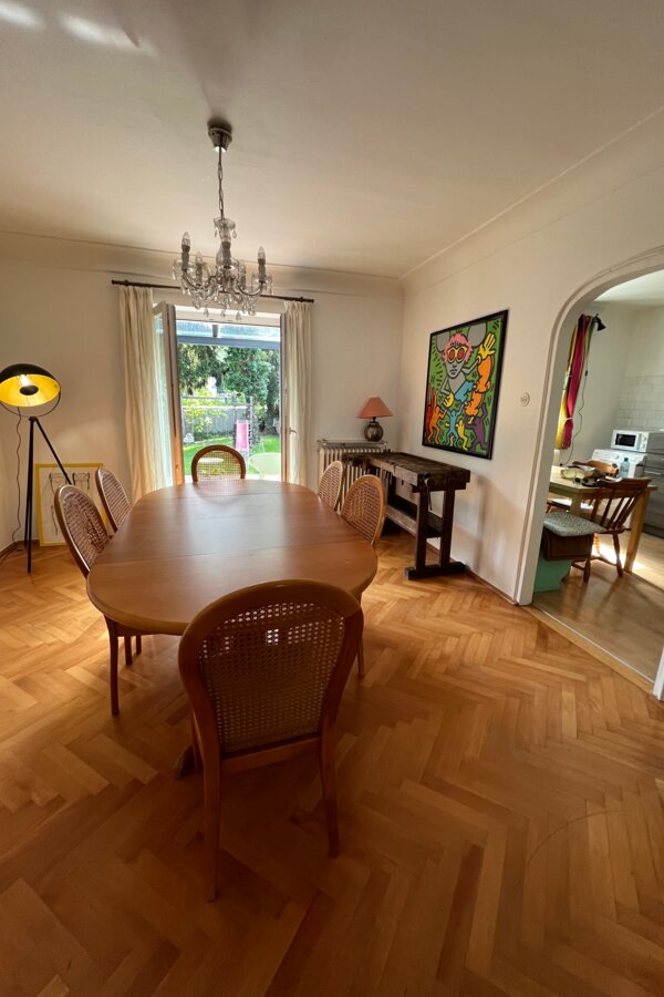 großer Tisch, Terrassentür, Gartenaussicht | © globe.birdz