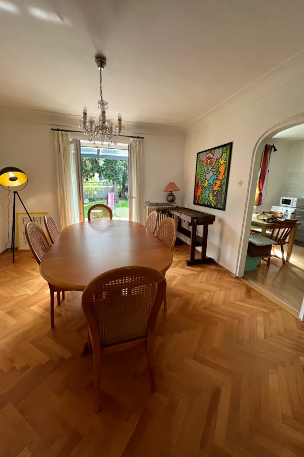 großer Tisch, Terrassentür, Gartenaussicht | © globe.birdz