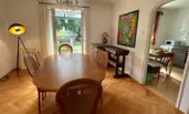 großer Tisch, Terrassentür, Gartenaussicht | © globe.birdz