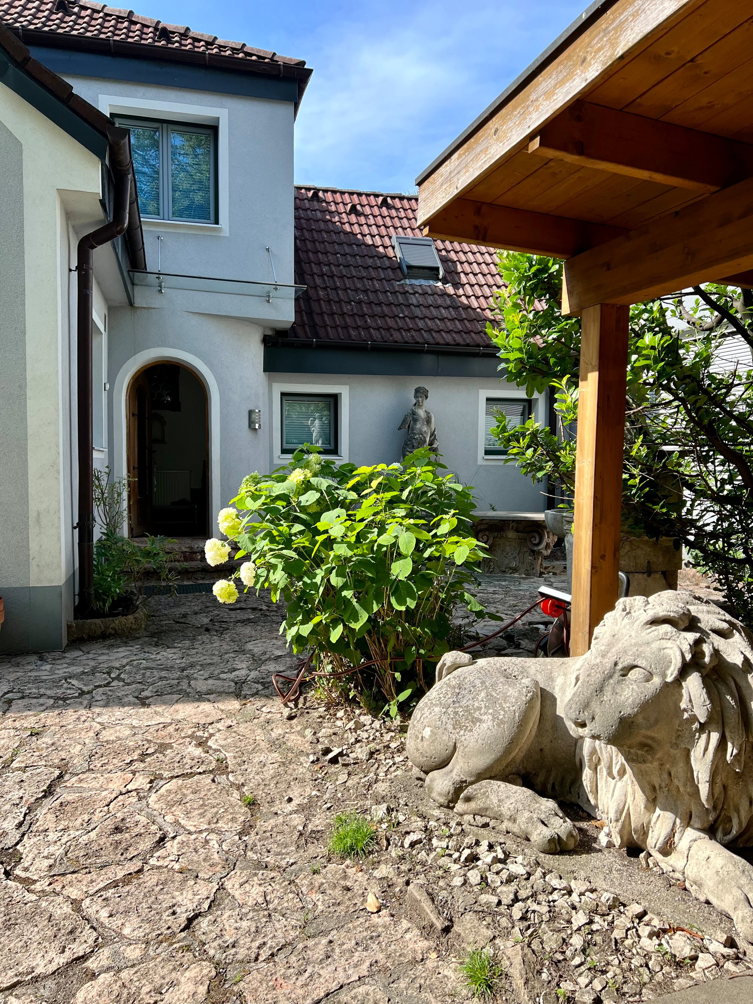 Eingang, Statuen | © globe.birdz