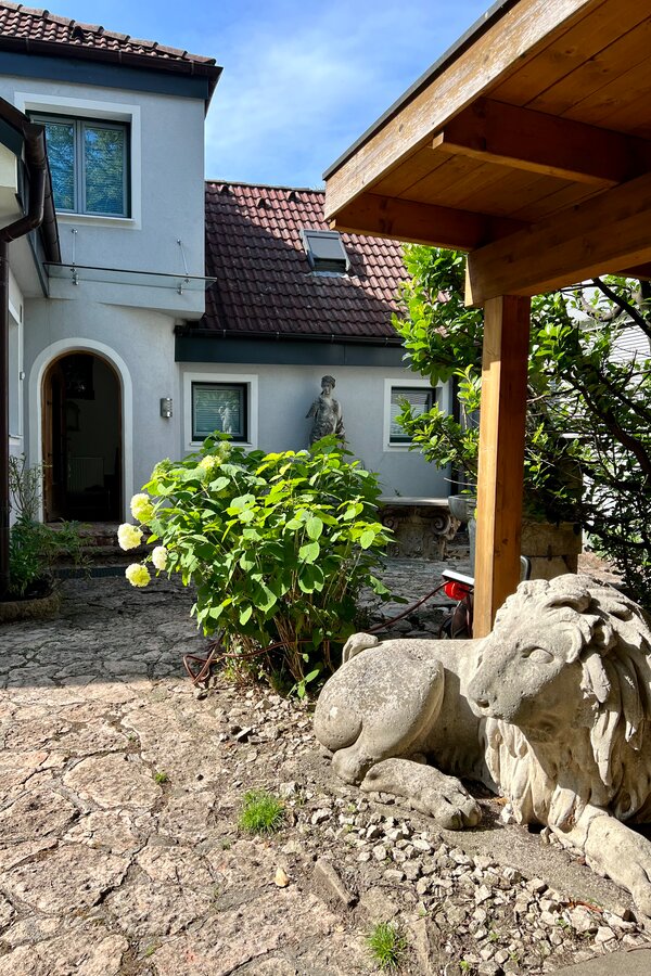 Eingang, Statuen | © globe.birdz