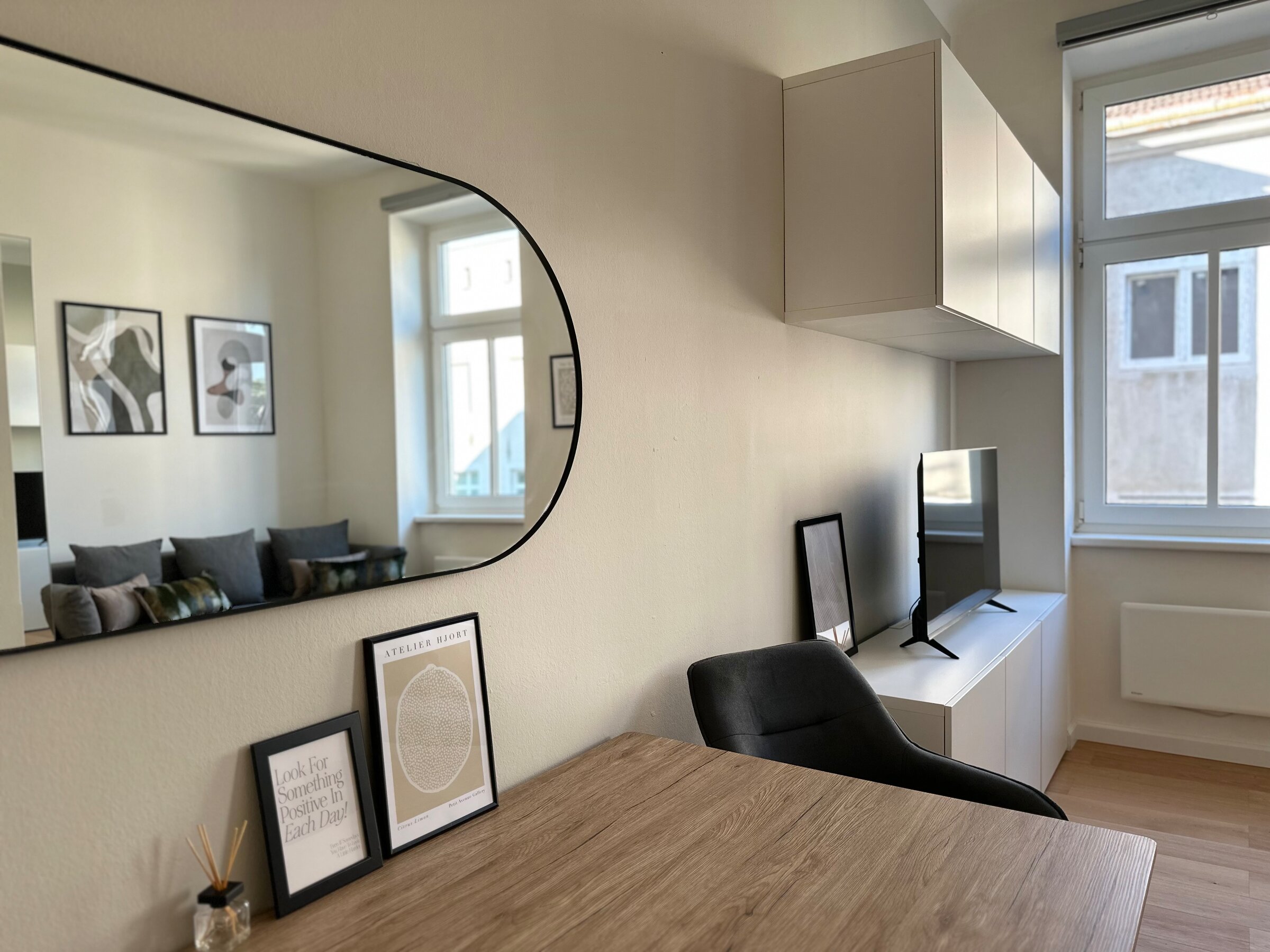 Bright 1-room apartment with mirror & dining area – short-term rental Vienna, temporary housing for 1 to 6 months