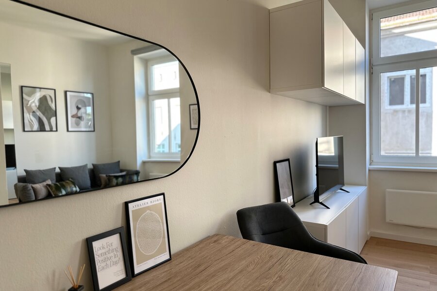Bright 1-room apartment with mirror & dining area – short-term rental Vienna, temporary housing for 1 to 6 months