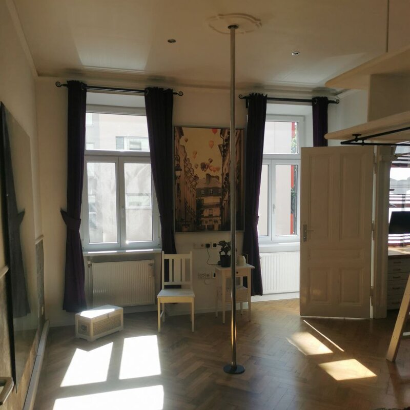 Wohnzimmer Front / Fensterseite