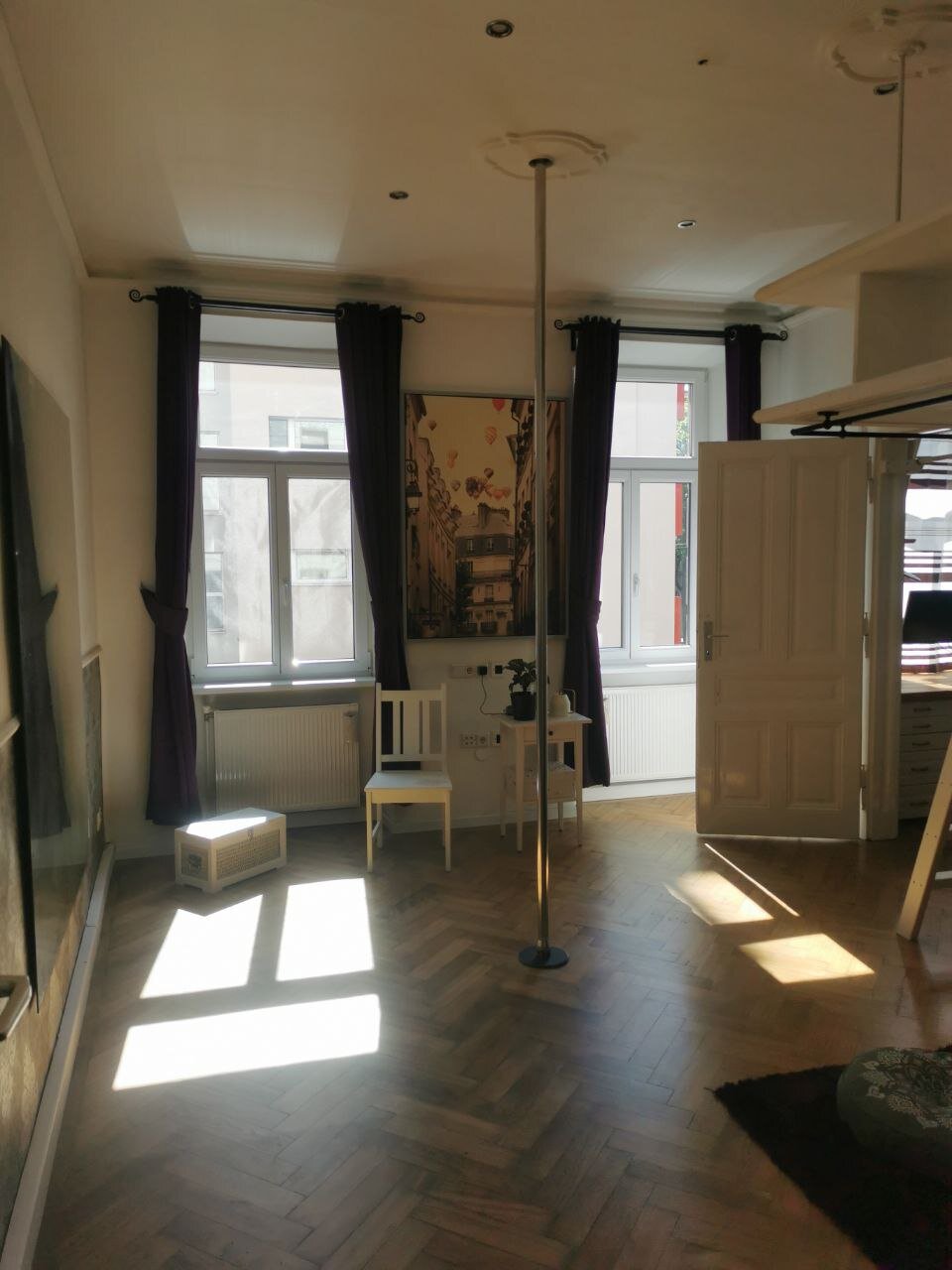 Wohnzimmer Front / Fensterseite