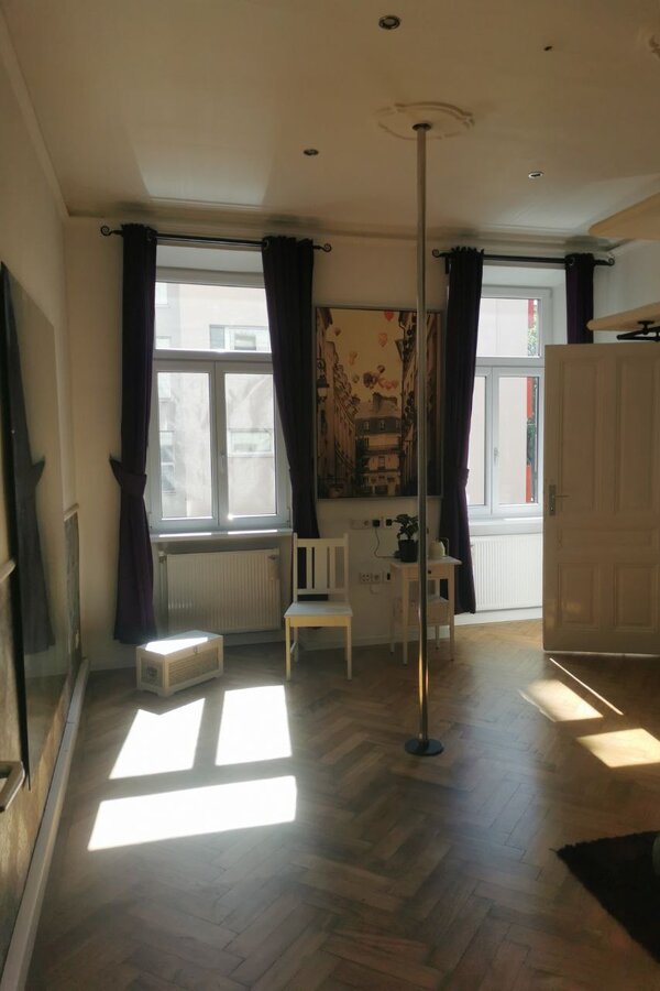 Wohnzimmer Front / Fensterseite