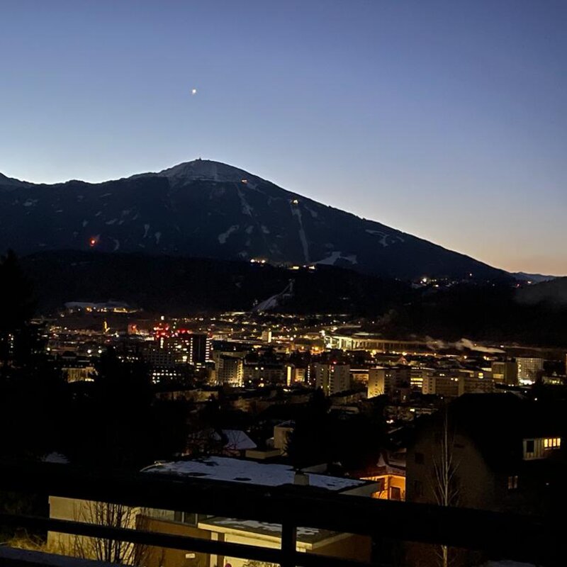 Innsbruck am Abend von der Terrasse aus gesehen