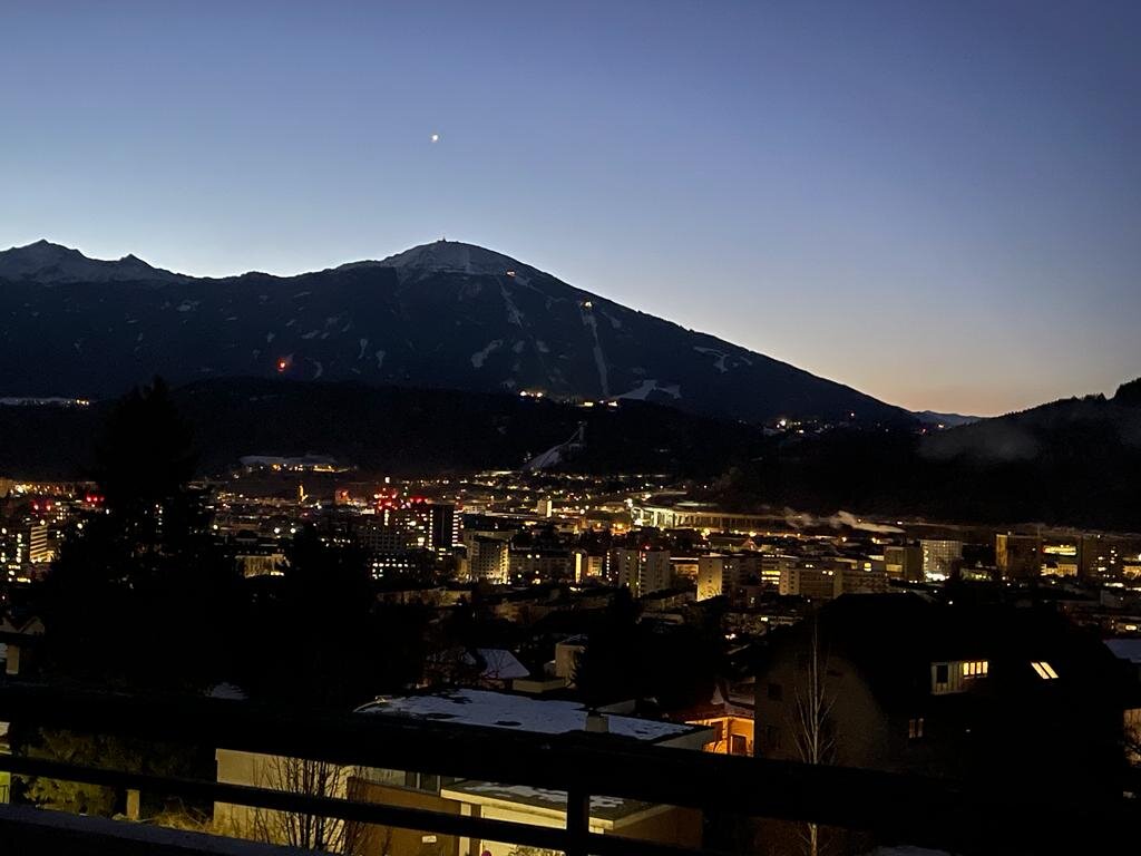 Innsbruck am Abend von der Terrasse aus gesehen