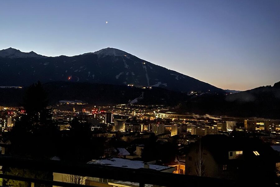 Innsbruck am Abend von der Terrasse aus gesehen