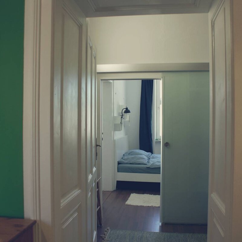 Blick in den begehbaren Schrank 