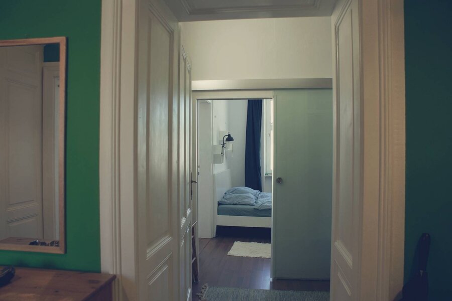 Blick in den begehbaren Schrank 